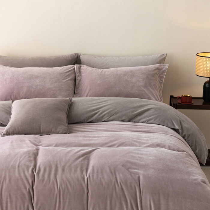 91家纺网 家纺一手货源 找家纺 ONE TWO ONE 121 新品【婴儿绒四件套】2025毛毯被子四件套单件被套单件枕套珊瑚绒牛奶绒冬被法兰绒兔毛绒The one 芋泥-浅灰