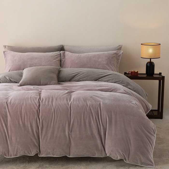 91家纺网 家纺一手货源 找家纺 ONE TWO ONE 121 新品【婴儿绒四件套】2025毛毯被子四件套单件被套单件枕套珊瑚绒牛奶绒冬被法兰绒兔毛绒The one 芋泥-浅灰