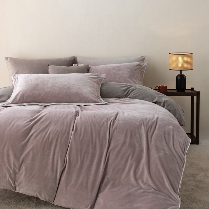 91家纺网 家纺一手货源 找家纺 ONE TWO ONE 121 新品【婴儿绒四件套】2025毛毯被子四件套单件被套单件枕套珊瑚绒牛奶绒冬被法兰绒兔毛绒The one 芋泥-浅灰