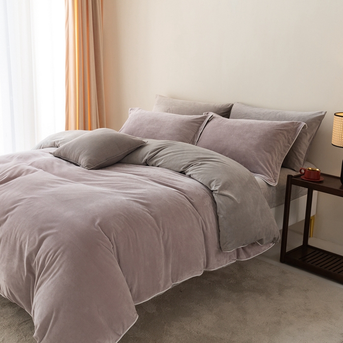 91家纺网 家纺一手货源 找家纺 ONE TWO ONE 121 新品【婴儿绒四件套】2025毛毯被子四件套单件被套单件枕套珊瑚绒牛奶绒冬被法兰绒兔毛绒The one 芋泥-浅灰