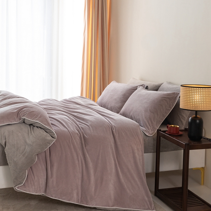 91家纺网 家纺一手货源 找家纺 ONE TWO ONE 121 新品【婴儿绒四件套】2025毛毯被子四件套单件被套单件枕套珊瑚绒牛奶绒冬被法兰绒兔毛绒The one 芋泥-浅灰