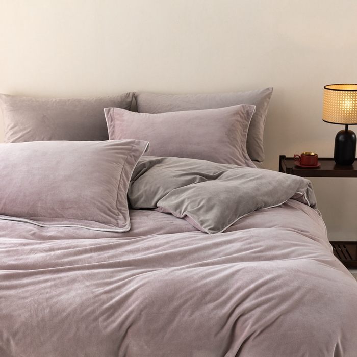 91家纺网 家纺一手货源 找家纺 ONE TWO ONE 121 新品【婴儿绒四件套】2025毛毯被子四件套单件被套单件枕套珊瑚绒牛奶绒冬被法兰绒兔毛绒The one 芋泥-浅灰