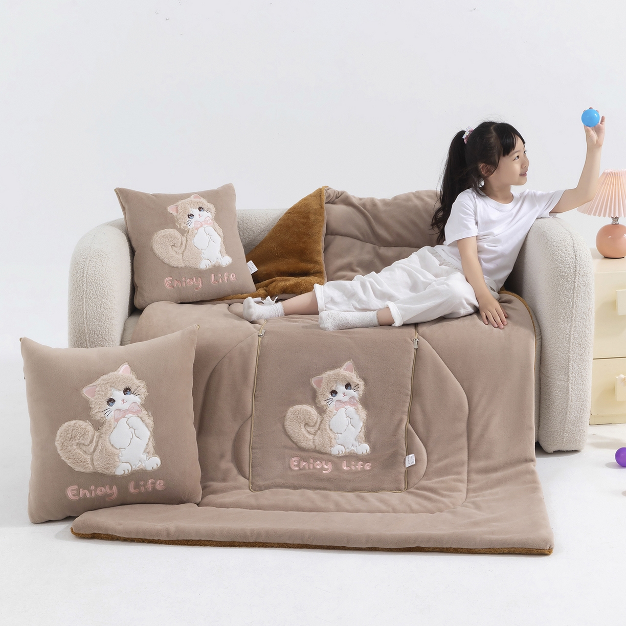 91家纺网 家纺一手货源 找家纺 （总）照世家纺 2025新款牛奶绒抗菌棉多功能抱枕被-布偶猫（P标）（控价是优惠券后不能低于 40的68，45的98, 50的119）