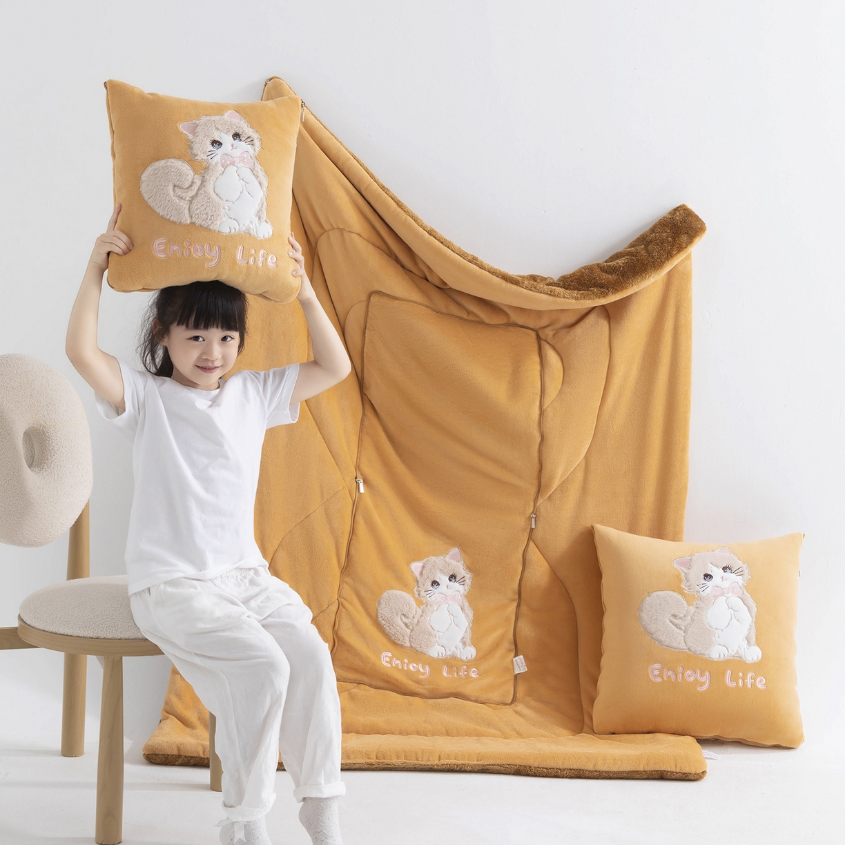 91家纺网 家纺一手货源 找家纺 （总）照世家纺 2025新款牛奶绒抗菌棉多功能抱枕被-布偶猫（P标）（控价是优惠券后不能低于 40的68，45的98, 50的119）