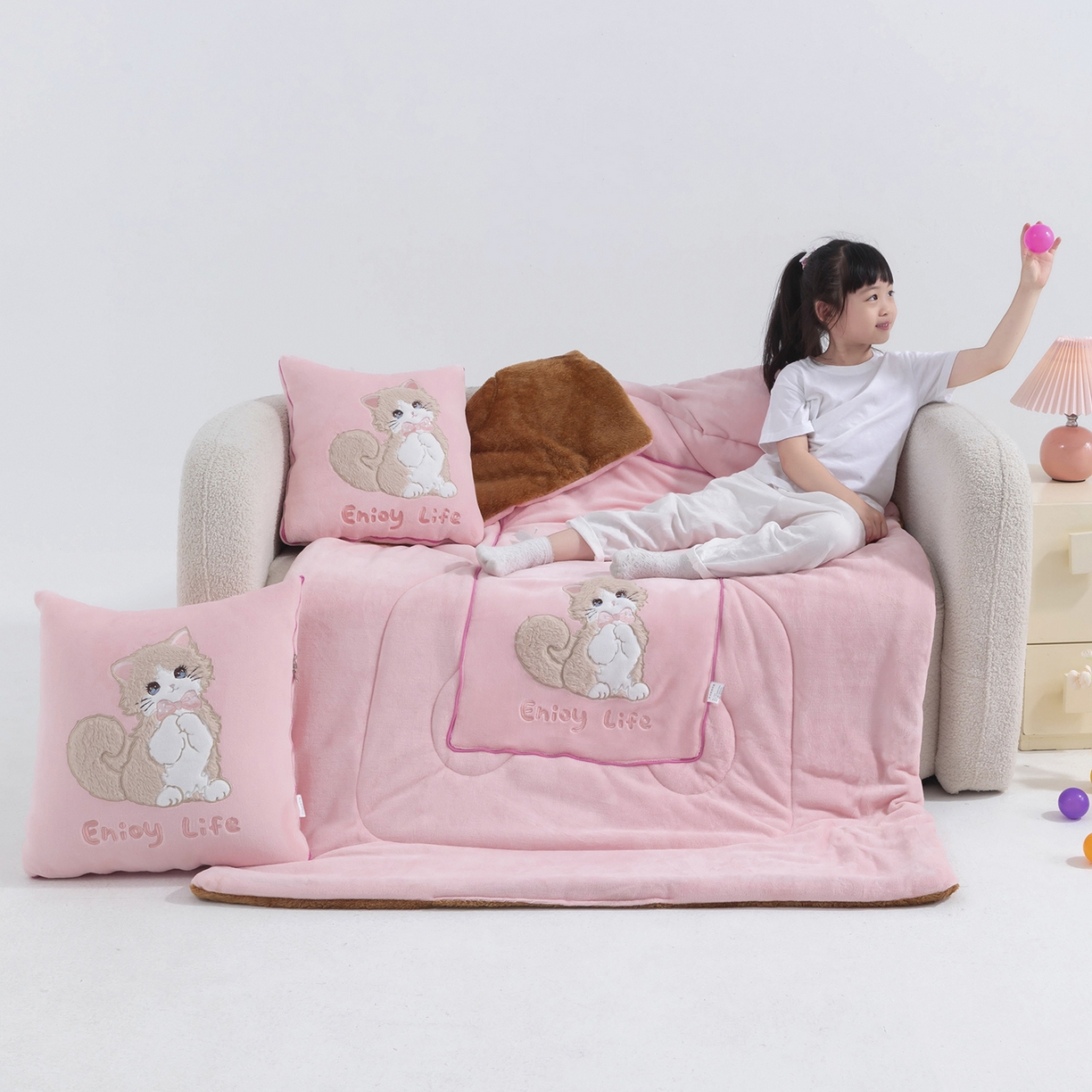 91家纺网 家纺一手货源 找家纺 （总）照世家纺 2025新款牛奶绒抗菌棉多功能抱枕被-布偶猫（P标）（控价是优惠券后不能低于 40的68，45的98, 50的119）