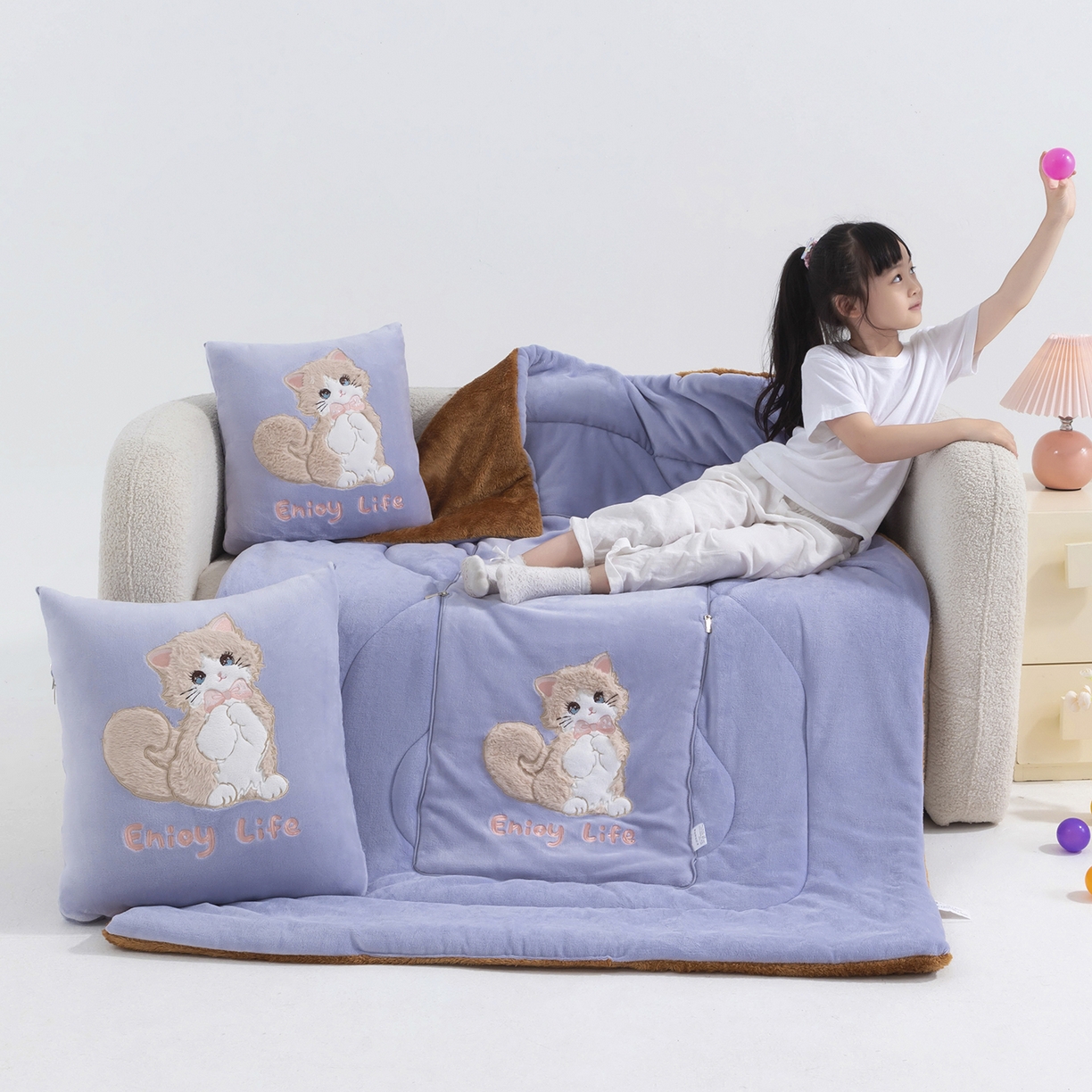 91家纺网 家纺一手货源 找家纺 （总）照世家纺 2025新款牛奶绒抗菌棉多功能抱枕被-布偶猫（P标）（控价是优惠券后不能低于 40的68，45的98, 50的119）