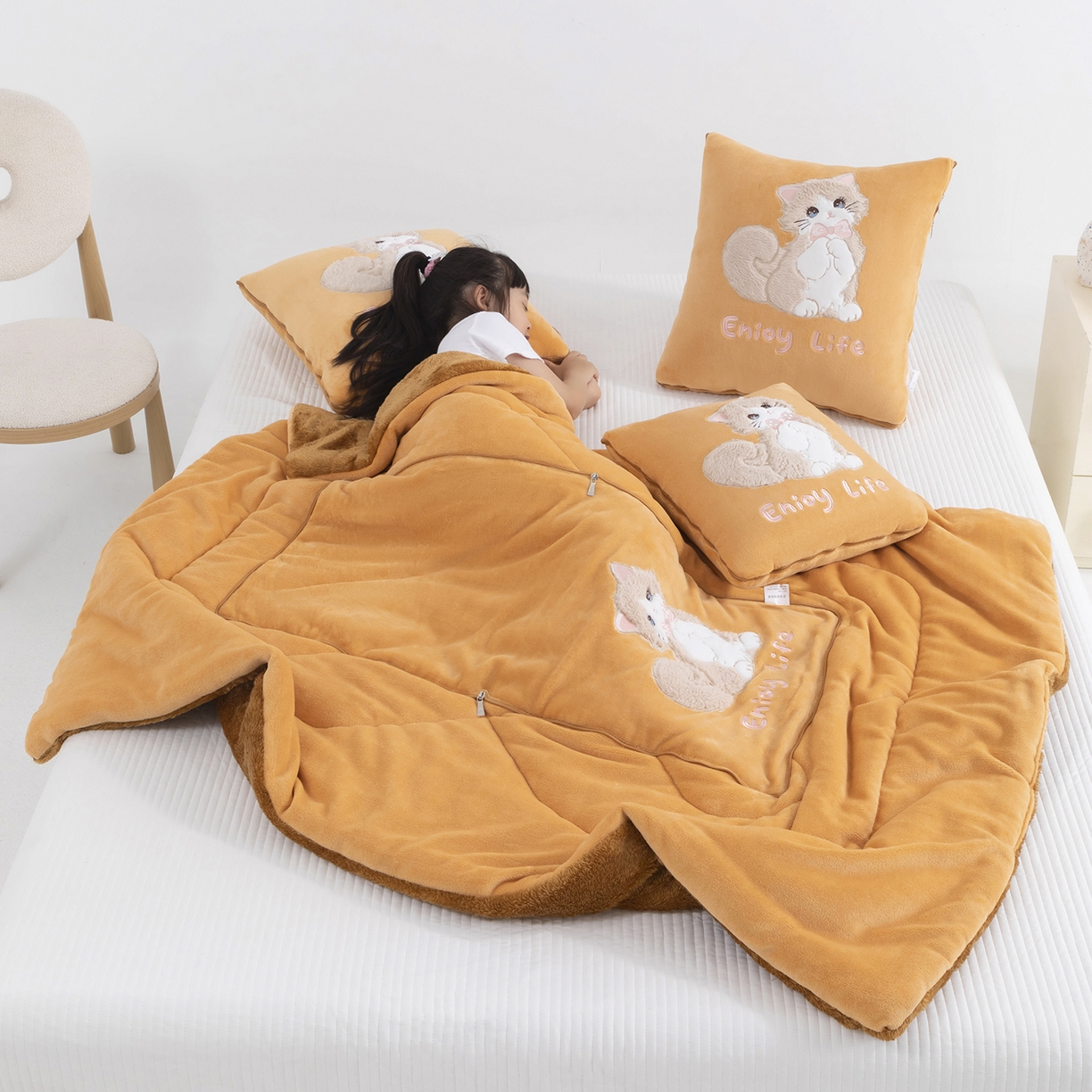 91家纺网 家纺一手货源 找家纺 （总）照世家纺 2025新款牛奶绒抗菌棉多功能抱枕被-布偶猫（P标）（控价是优惠券后不能低于 40的68，45的98, 50的119）