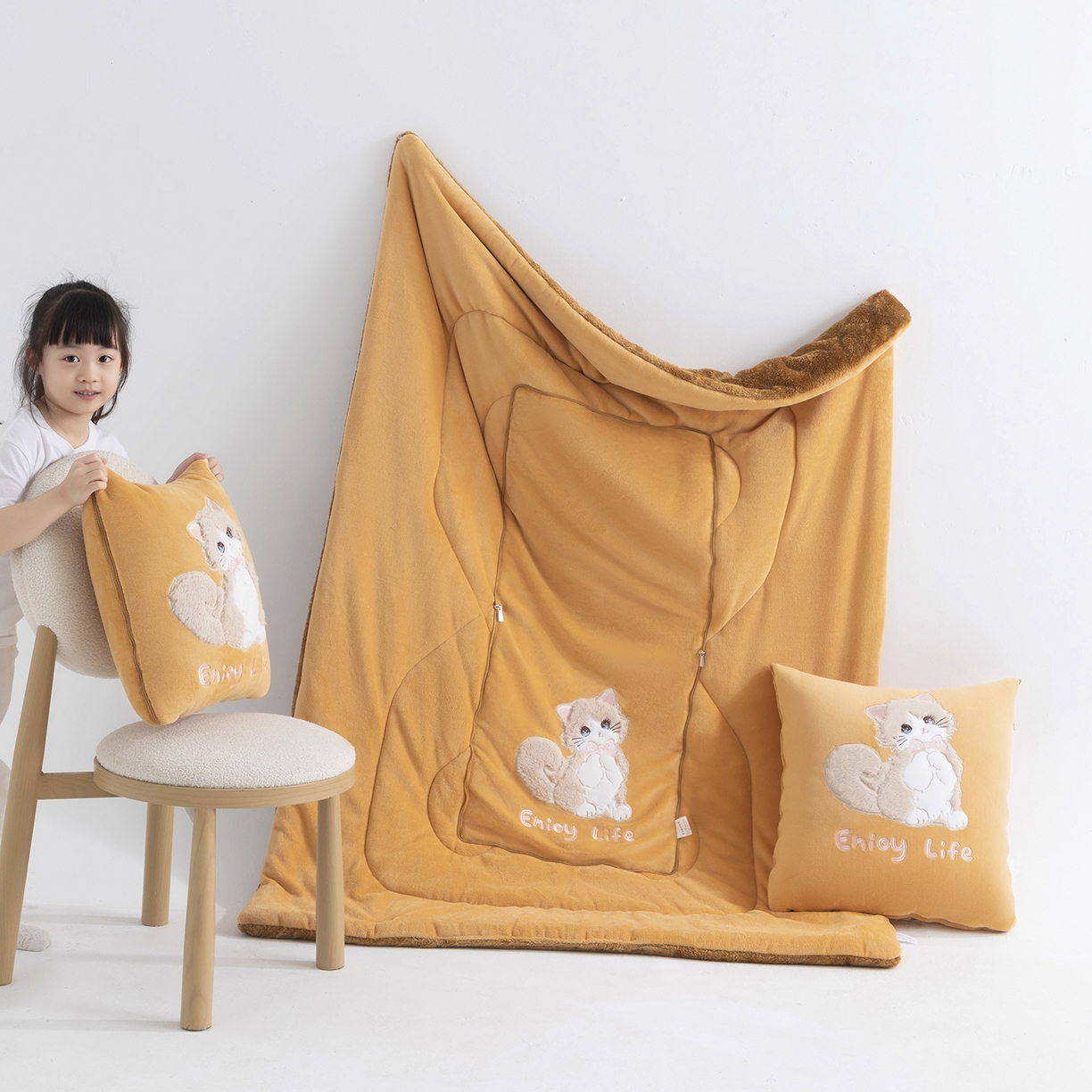 91家纺网 家纺一手货源 找家纺 （总）照世家纺 2025新款牛奶绒抗菌棉多功能抱枕被-布偶猫（P标）（控价是优惠券后不能低于 40的68，45的98, 50的119）