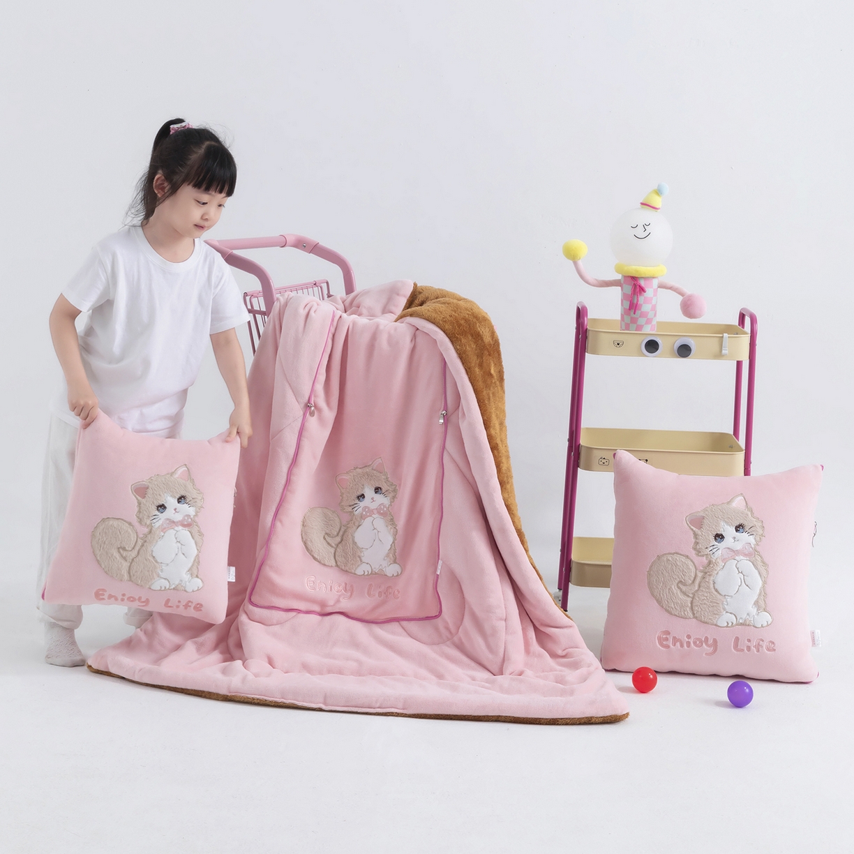 91家纺网 家纺一手货源 找家纺 照世家纺 2025新款牛奶绒抗菌棉多功能抱枕被-布偶猫（P标）（控价是优惠券后不能低于 40的68，45的98, 50的119） 粉色