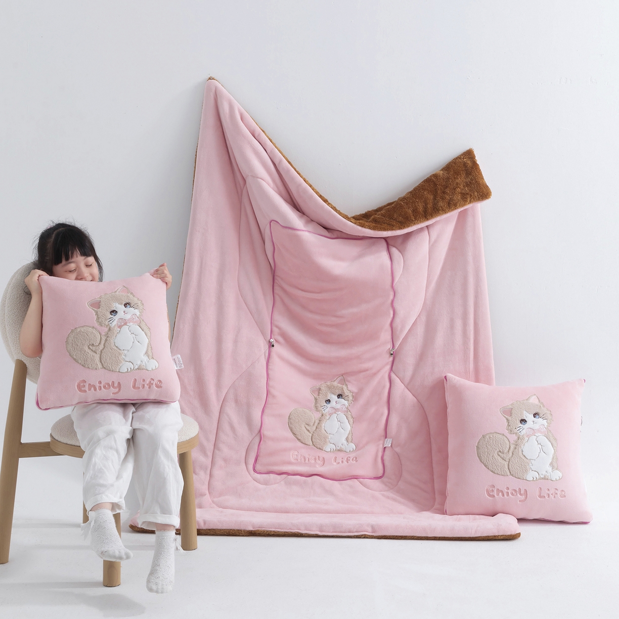 91家纺网 家纺一手货源 找家纺 照世家纺 2025新款牛奶绒抗菌棉多功能抱枕被-布偶猫（P标）（控价是优惠券后不能低于 40的68，45的98, 50的119） 粉色