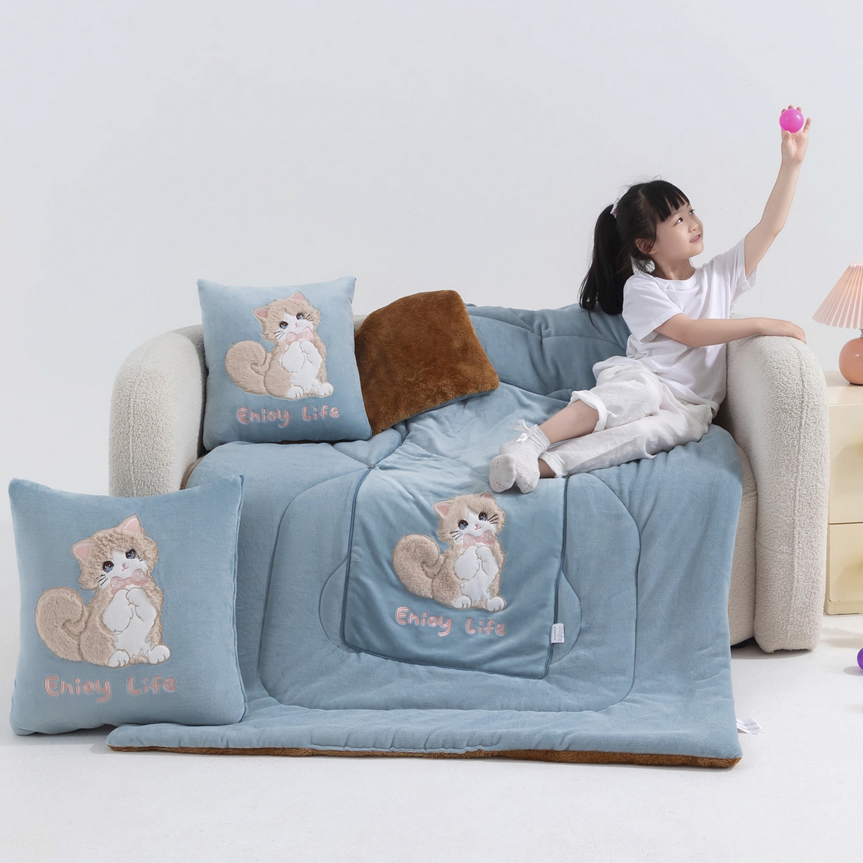 91家纺网 家纺一手货源 找家纺 （总）照世家纺 2025新款牛奶绒抗菌棉多功能抱枕被-布偶猫（P标）（控价是优惠券后不能低于 40的68，45的98, 50的119）