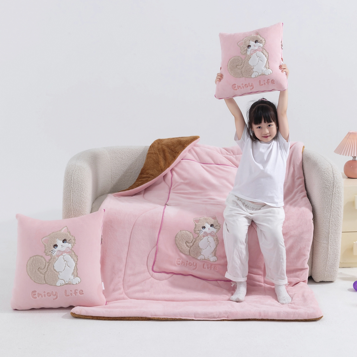 91家纺网 家纺一手货源 找家纺 照世家纺 2025新款牛奶绒抗菌棉多功能抱枕被-布偶猫（P标）（控价是优惠券后不能低于 40的68，45的98, 50的119） 粉色