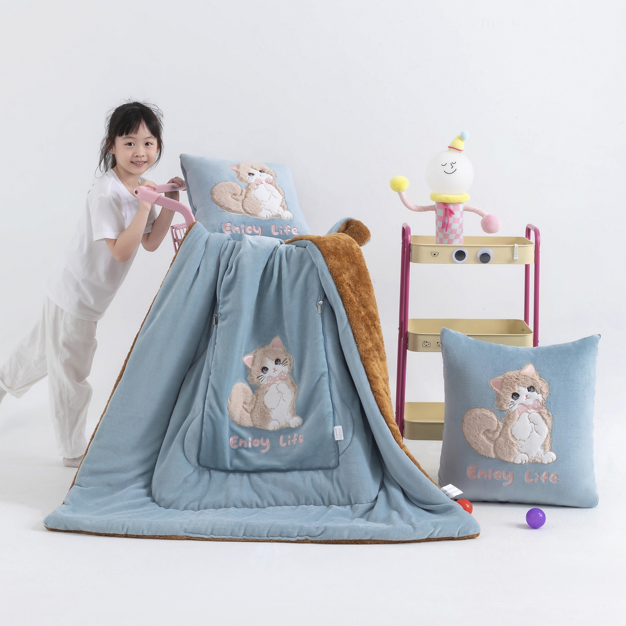 91家纺网 家纺一手货源 找家纺 照世家纺 2025新款牛奶绒抗菌棉多功能抱枕被-布偶猫（P标）（控价是优惠券后不能低于 40的68，45的98, 50的119） 湖蓝