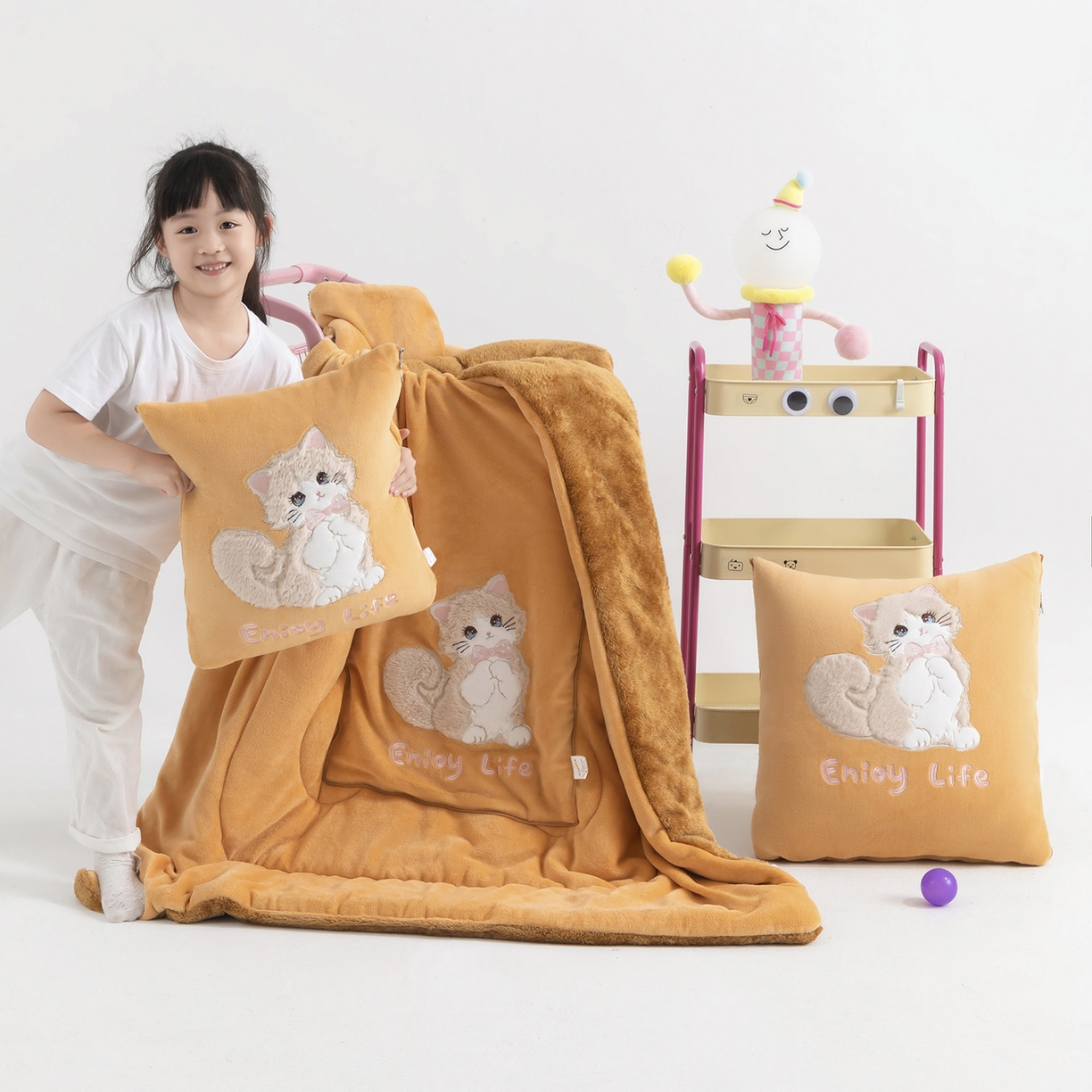 91家纺网 家纺一手货源 找家纺 照世家纺 2025新款牛奶绒抗菌棉多功能抱枕被-布偶猫（P标）（控价是优惠券后不能低于 40的68，45的98, 50的119） 橙色