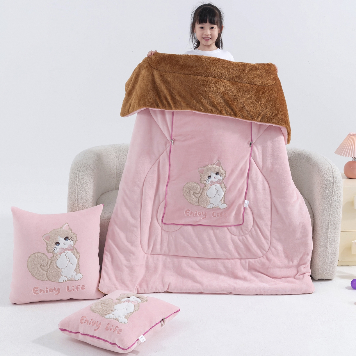 91家纺网 家纺一手货源 找家纺 照世家纺 2025新款牛奶绒抗菌棉多功能抱枕被-布偶猫（P标）（控价是优惠券后不能低于 40的68，45的98, 50的119） 粉色