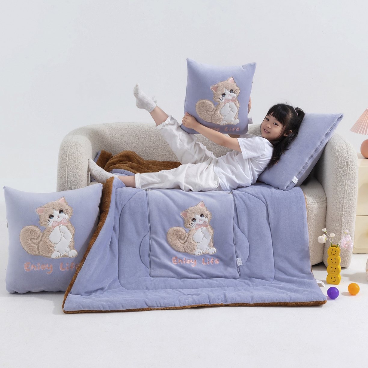 91家纺网 家纺一手货源 找家纺 照世家纺 2025新款牛奶绒抗菌棉多功能抱枕被-布偶猫（P标）（控价是优惠券后不能低于 40的68，45的98, 50的119） 香芋紫