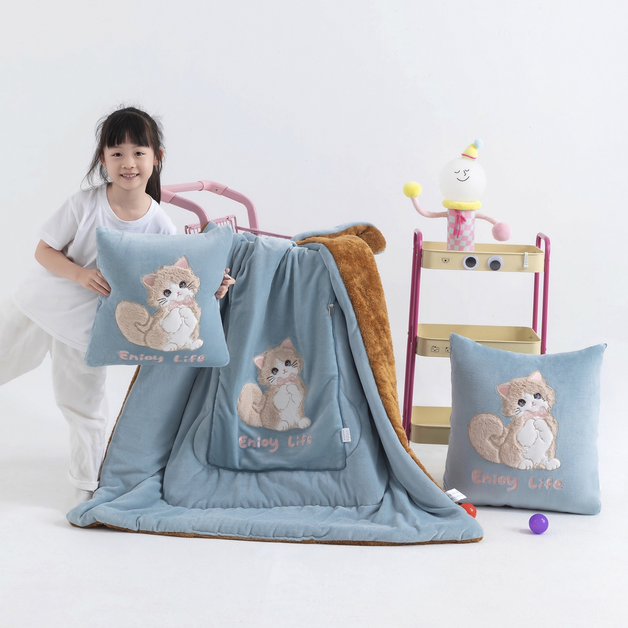 91家纺网 家纺一手货源 找家纺 照世家纺 2025新款牛奶绒抗菌棉多功能抱枕被-布偶猫（P标）（控价是优惠券后不能低于 40的68，45的98, 50的119） 湖蓝