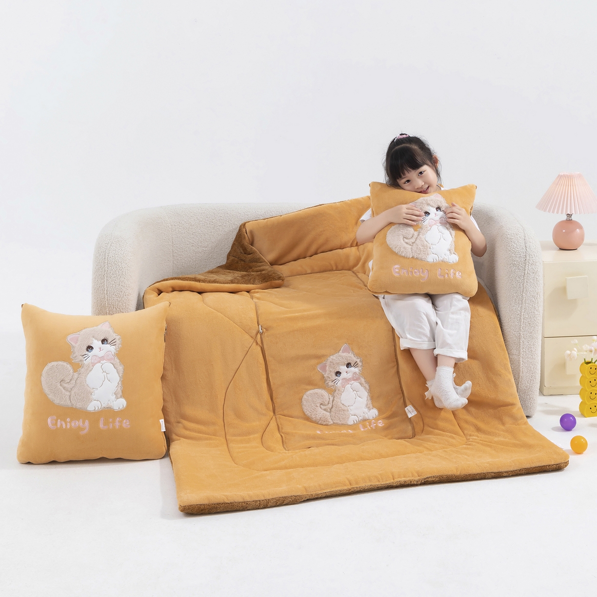 91家纺网 家纺一手货源 找家纺 （总）照世家纺 2025新款牛奶绒抗菌棉多功能抱枕被-布偶猫（P标）（控价是优惠券后不能低于 40的68，45的98, 50的119）