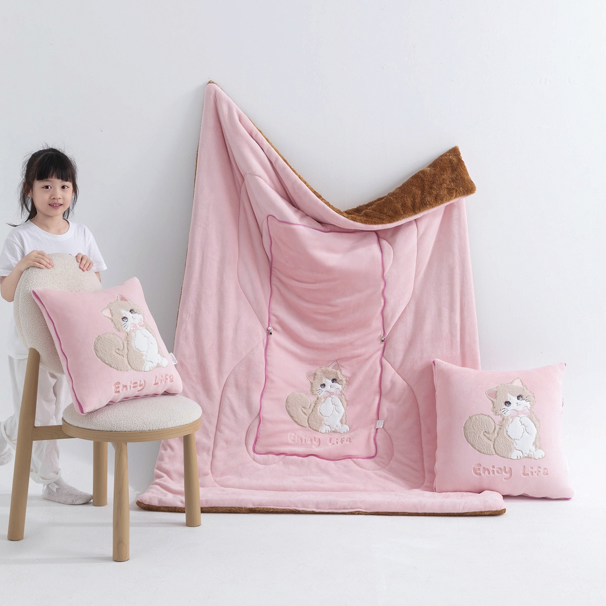 91家纺网 家纺一手货源 找家纺 照世家纺 2025新款牛奶绒抗菌棉多功能抱枕被-布偶猫（P标）（控价是优惠券后不能低于 40的68，45的98, 50的119） 粉色