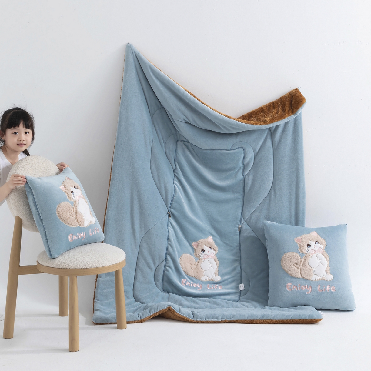 91家纺网 家纺一手货源 找家纺 照世家纺 2025新款牛奶绒抗菌棉多功能抱枕被-布偶猫（P标）（控价是优惠券后不能低于 40的68，45的98, 50的119） 湖蓝