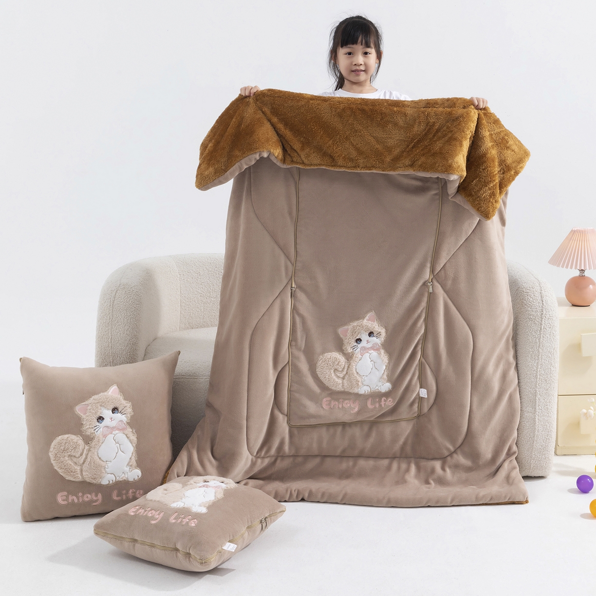 91家纺网 家纺一手货源 找家纺 照世家纺 2025新款牛奶绒抗菌棉多功能抱枕被-布偶猫（P标）（控价是优惠券后不能低于 40的68，45的98, 50的119） 咖色