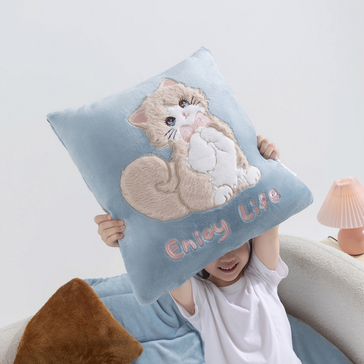 91家纺网 家纺一手货源 找家纺 照世家纺 2025新款牛奶绒抗菌棉多功能抱枕被-布偶猫（P标）（控价是优惠券后不能低于 40的68，45的98, 50的119） 湖蓝