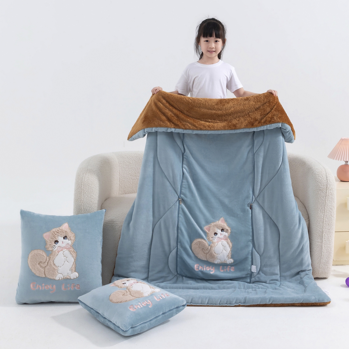 91家纺网 家纺一手货源 找家纺 照世家纺 2025新款牛奶绒抗菌棉多功能抱枕被-布偶猫（P标）（控价是优惠券后不能低于 40的68，45的98, 50的119） 湖蓝