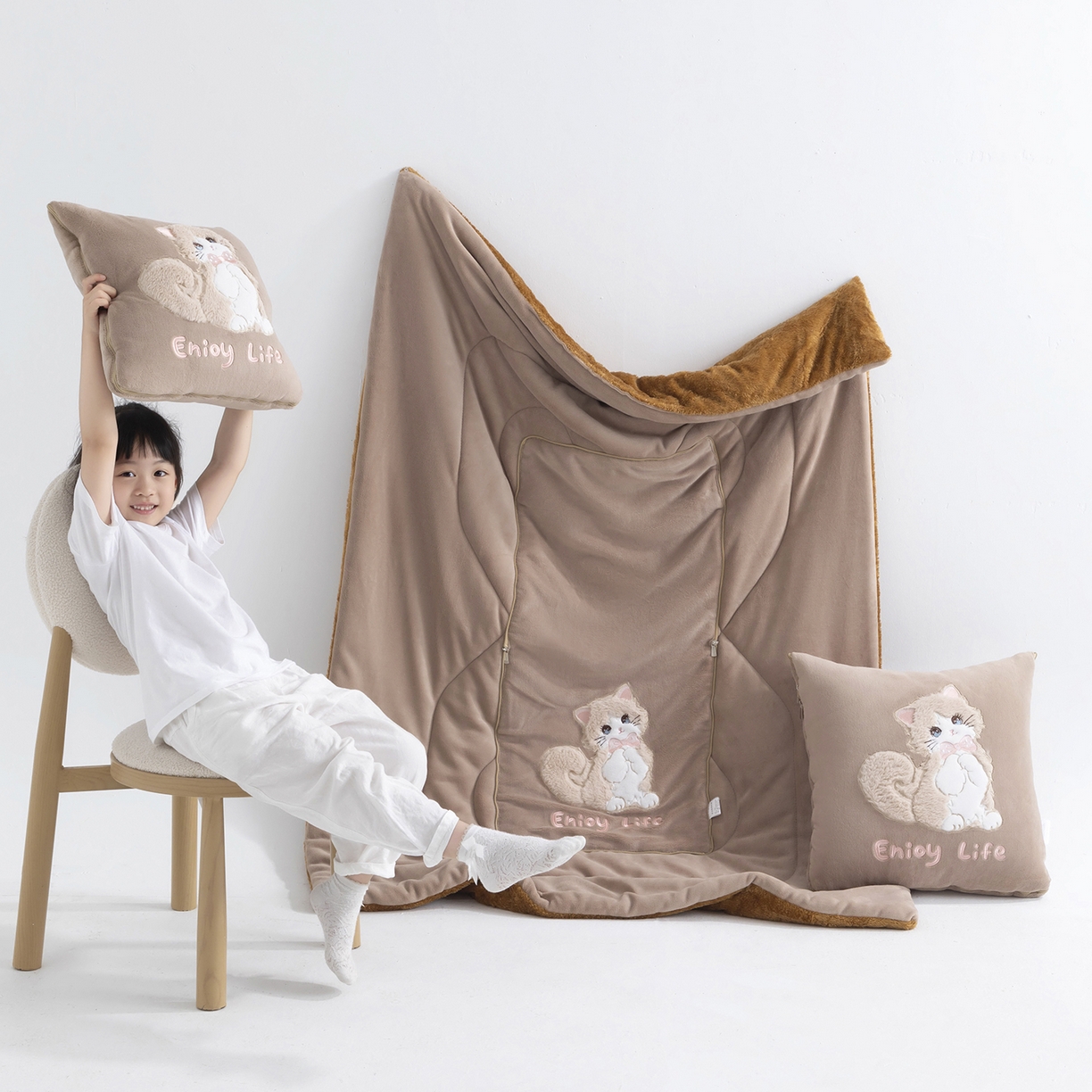 91家纺网 家纺一手货源 找家纺 照世家纺 2025新款牛奶绒抗菌棉多功能抱枕被-布偶猫（P标）（控价是优惠券后不能低于 40的68，45的98, 50的119） 咖色