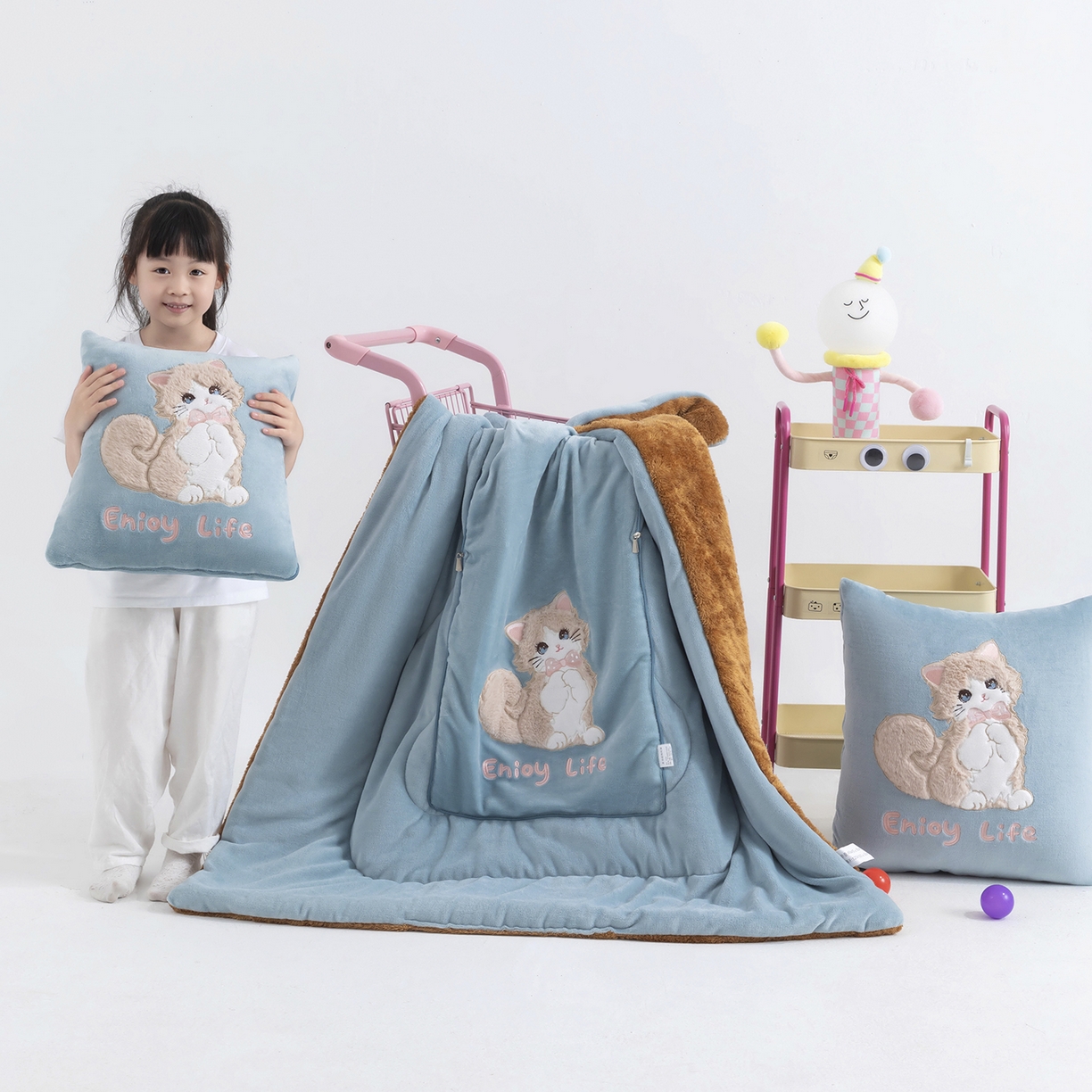 91家纺网 家纺一手货源 找家纺 照世家纺 2025新款牛奶绒抗菌棉多功能抱枕被-布偶猫（P标）（控价是优惠券后不能低于 40的68，45的98, 50的119） 湖蓝