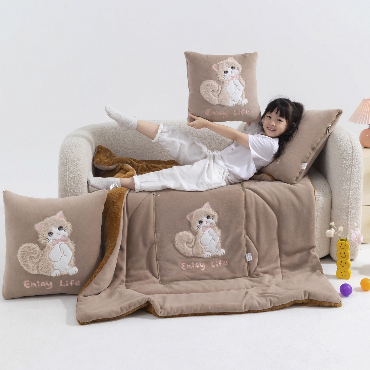 91家纺网 家纺一手货源 找家纺 照世家纺 2025新款牛奶绒抗菌棉多功能抱枕被-布偶猫（P标）（控价是优惠券后不能低于 40的68，45的98, 50的119） 咖色