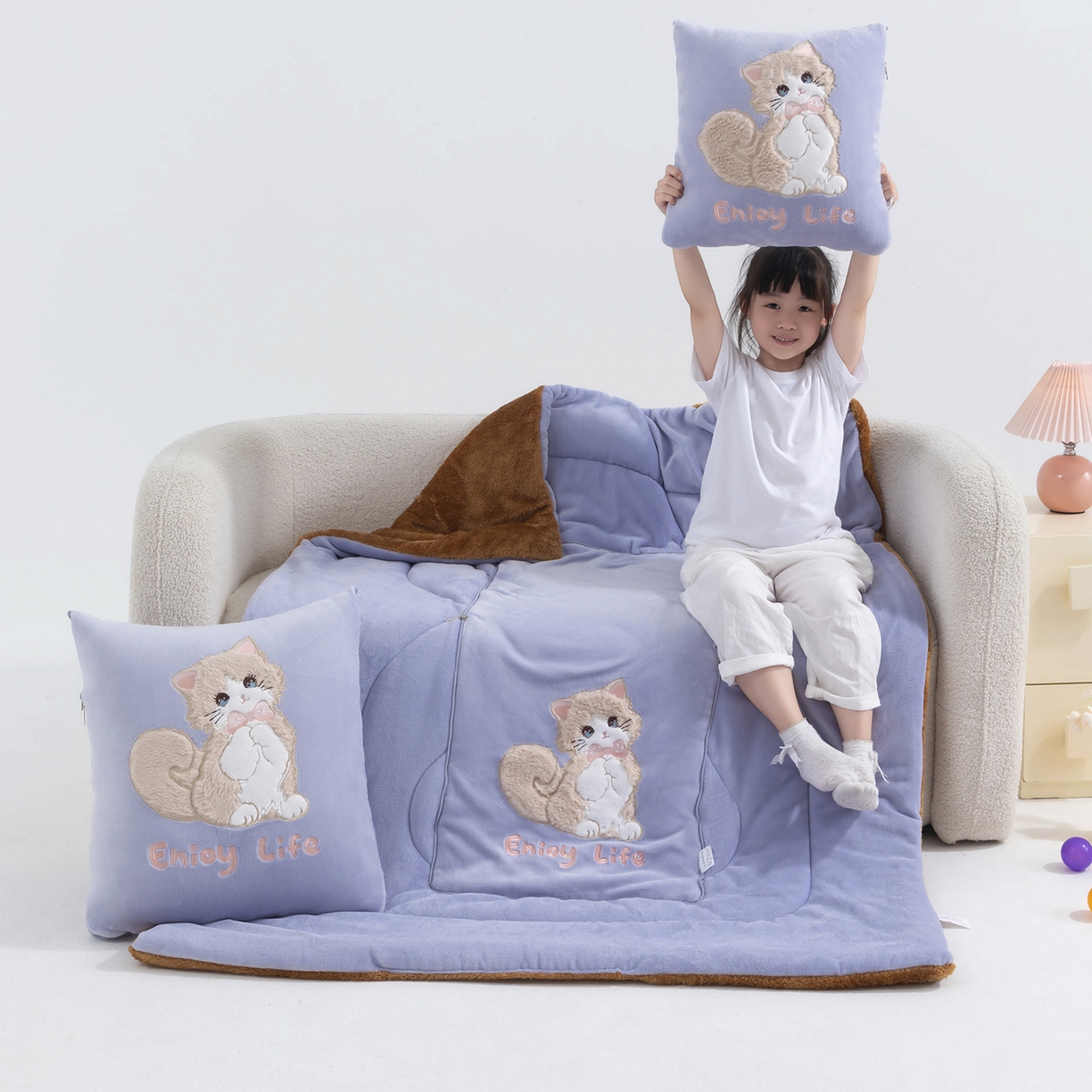 91家纺网 家纺一手货源 找家纺 照世家纺 2025新款牛奶绒抗菌棉多功能抱枕被-布偶猫（P标）（控价是优惠券后不能低于 40的68，45的98, 50的119） 香芋紫
