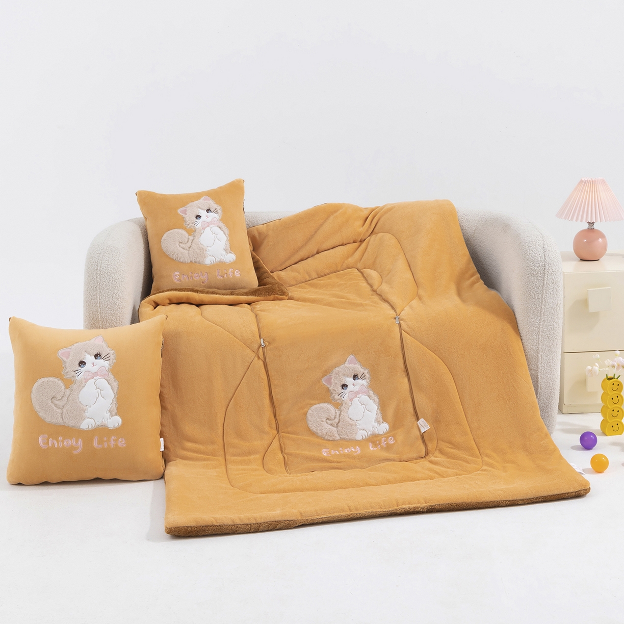 91家纺网 家纺一手货源 找家纺 （总）照世家纺 2025新款牛奶绒抗菌棉多功能抱枕被-布偶猫（P标）（控价是优惠券后不能低于 40的68，45的98, 50的119）