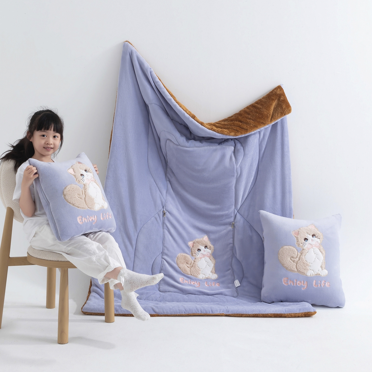 91家纺网 家纺一手货源 找家纺 照世家纺 2025新款牛奶绒抗菌棉多功能抱枕被-布偶猫（P标）（控价是优惠券后不能低于 40的68，45的98, 50的119） 香芋紫