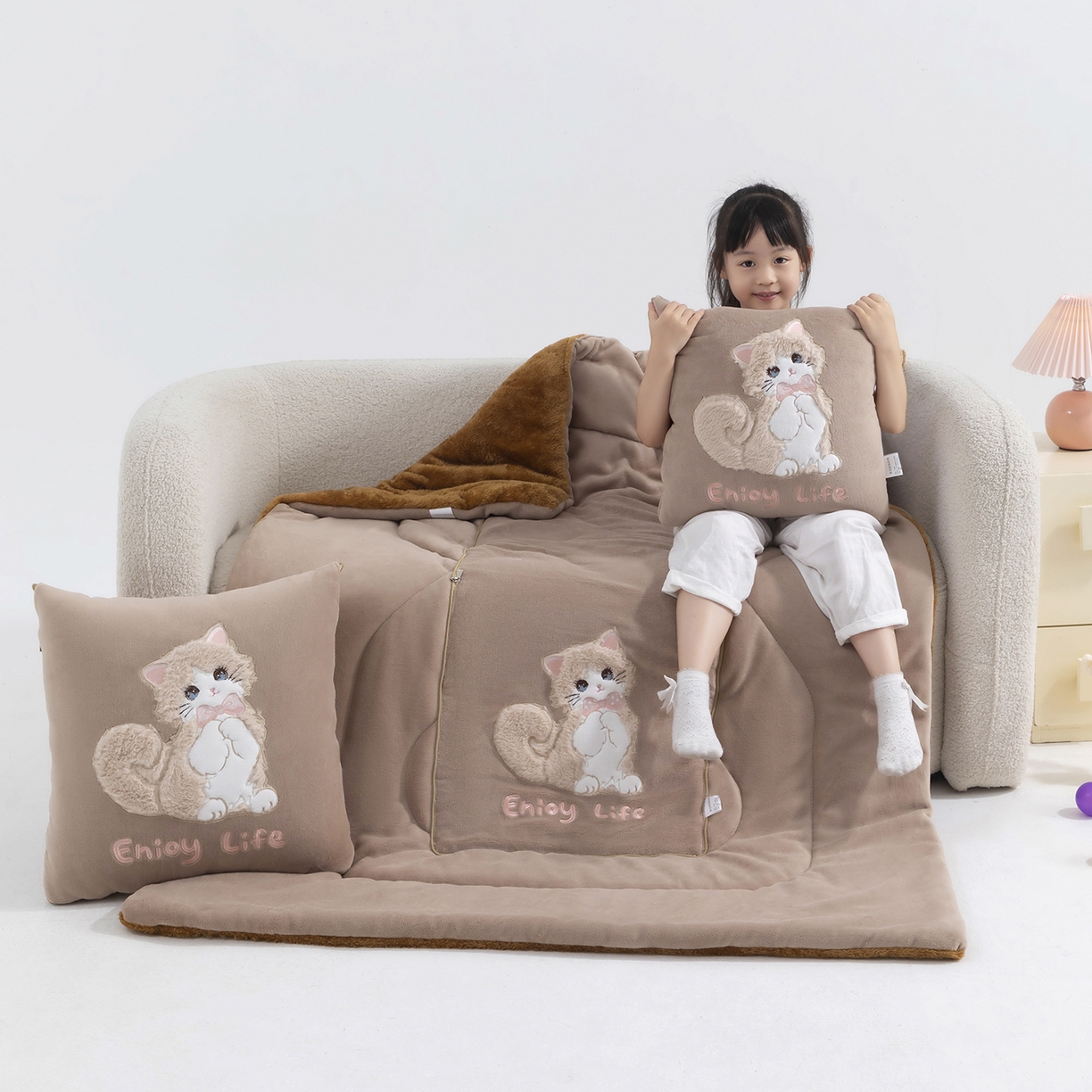 91家纺网 家纺一手货源 找家纺 照世家纺 2025新款牛奶绒抗菌棉多功能抱枕被-布偶猫（P标）（控价是优惠券后不能低于 40的68，45的98, 50的119） 咖色