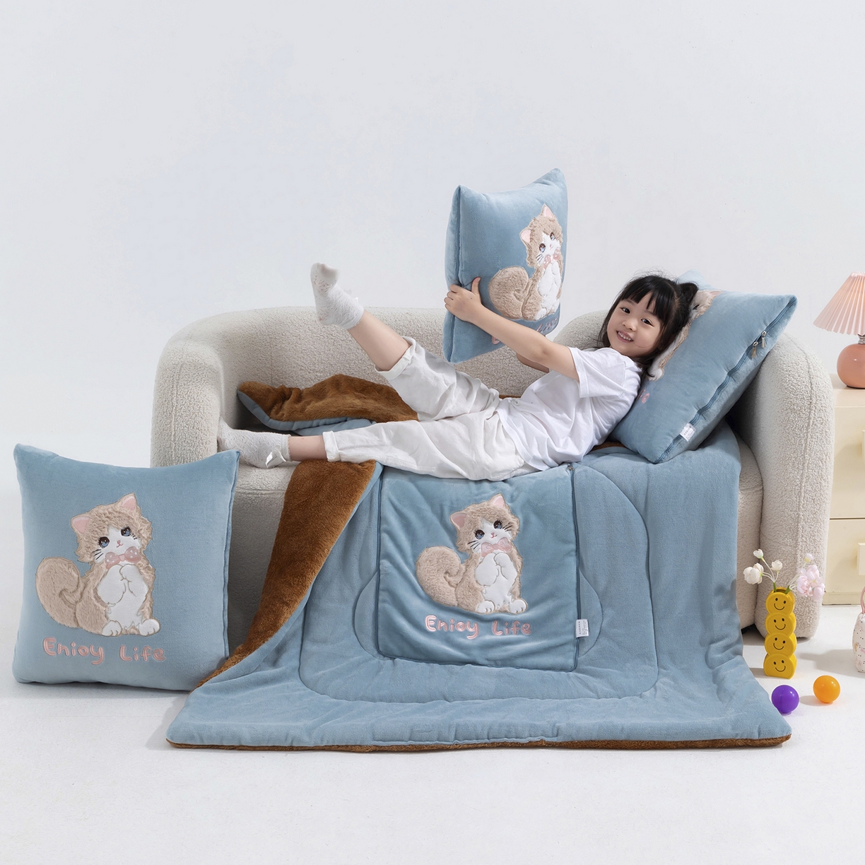 91家纺网 家纺一手货源 找家纺 照世家纺 2025新款牛奶绒抗菌棉多功能抱枕被-布偶猫（P标）（控价是优惠券后不能低于 40的68，45的98, 50的119） 湖蓝