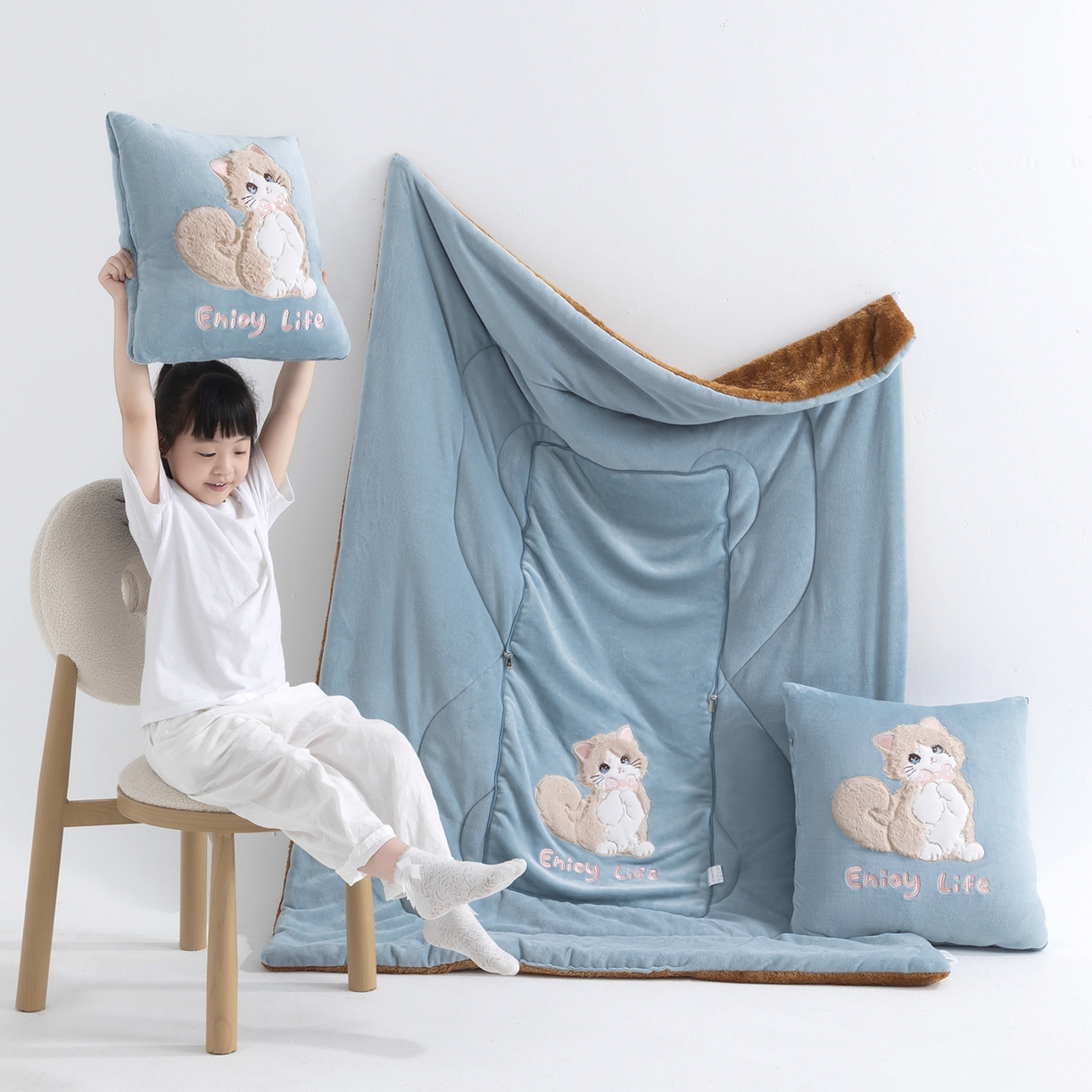 91家纺网 家纺一手货源 找家纺 照世家纺 2025新款牛奶绒抗菌棉多功能抱枕被-布偶猫（P标）（控价是优惠券后不能低于 40的68，45的98, 50的119） 湖蓝