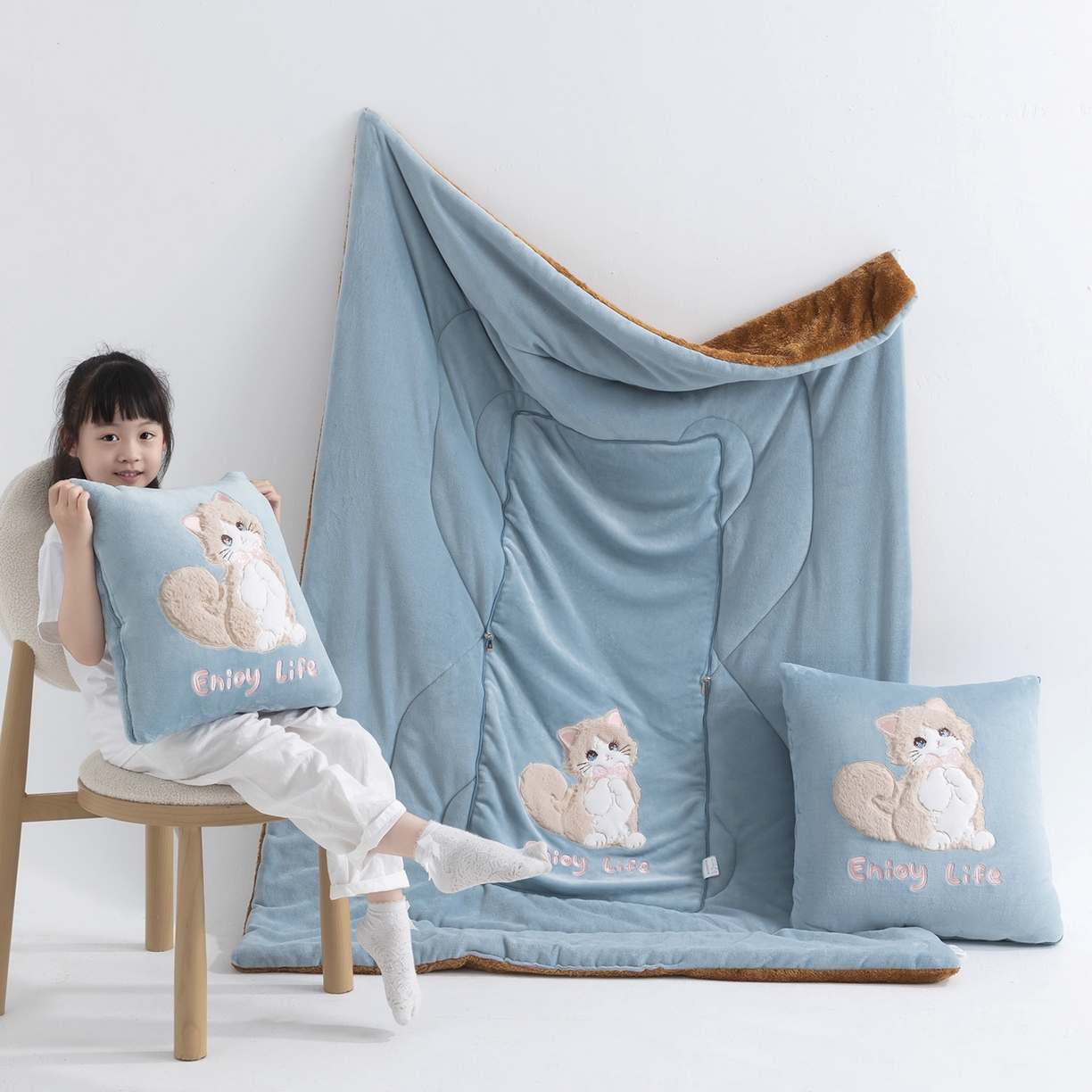 91家纺网 家纺一手货源 找家纺 照世家纺 2025新款牛奶绒抗菌棉多功能抱枕被-布偶猫（P标）（控价是优惠券后不能低于 40的68，45的98, 50的119） 湖蓝