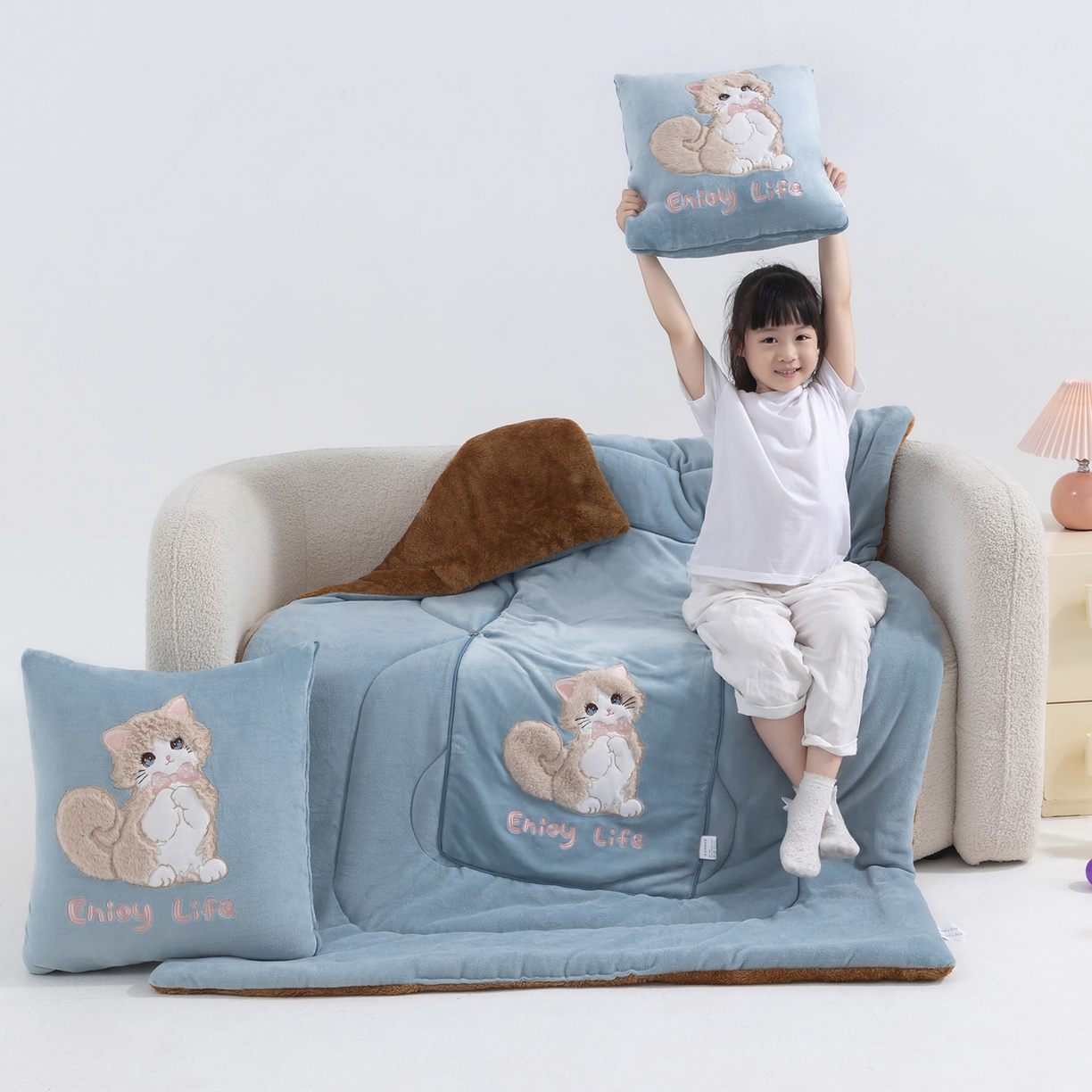 91家纺网 家纺一手货源 找家纺 照世家纺 2025新款牛奶绒抗菌棉多功能抱枕被-布偶猫（P标）（控价是优惠券后不能低于 40的68，45的98, 50的119） 湖蓝
