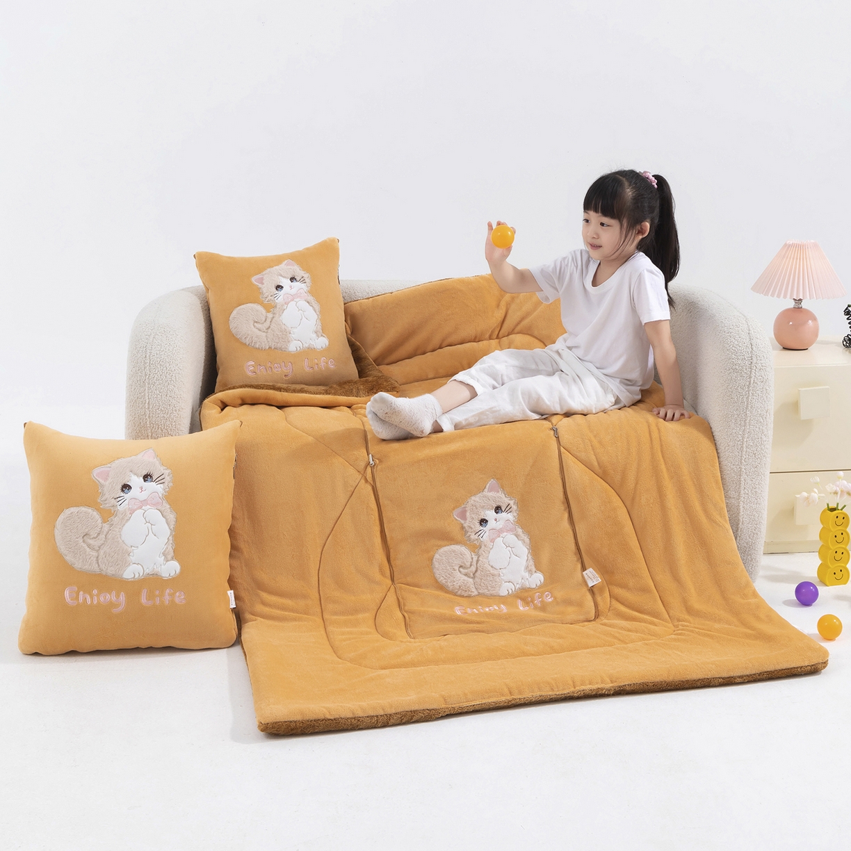 91家纺网 家纺一手货源 找家纺 照世家纺 2025新款牛奶绒抗菌棉多功能抱枕被-布偶猫（P标）（控价是优惠券后不能低于 40的68，45的98, 50的119） 橙色