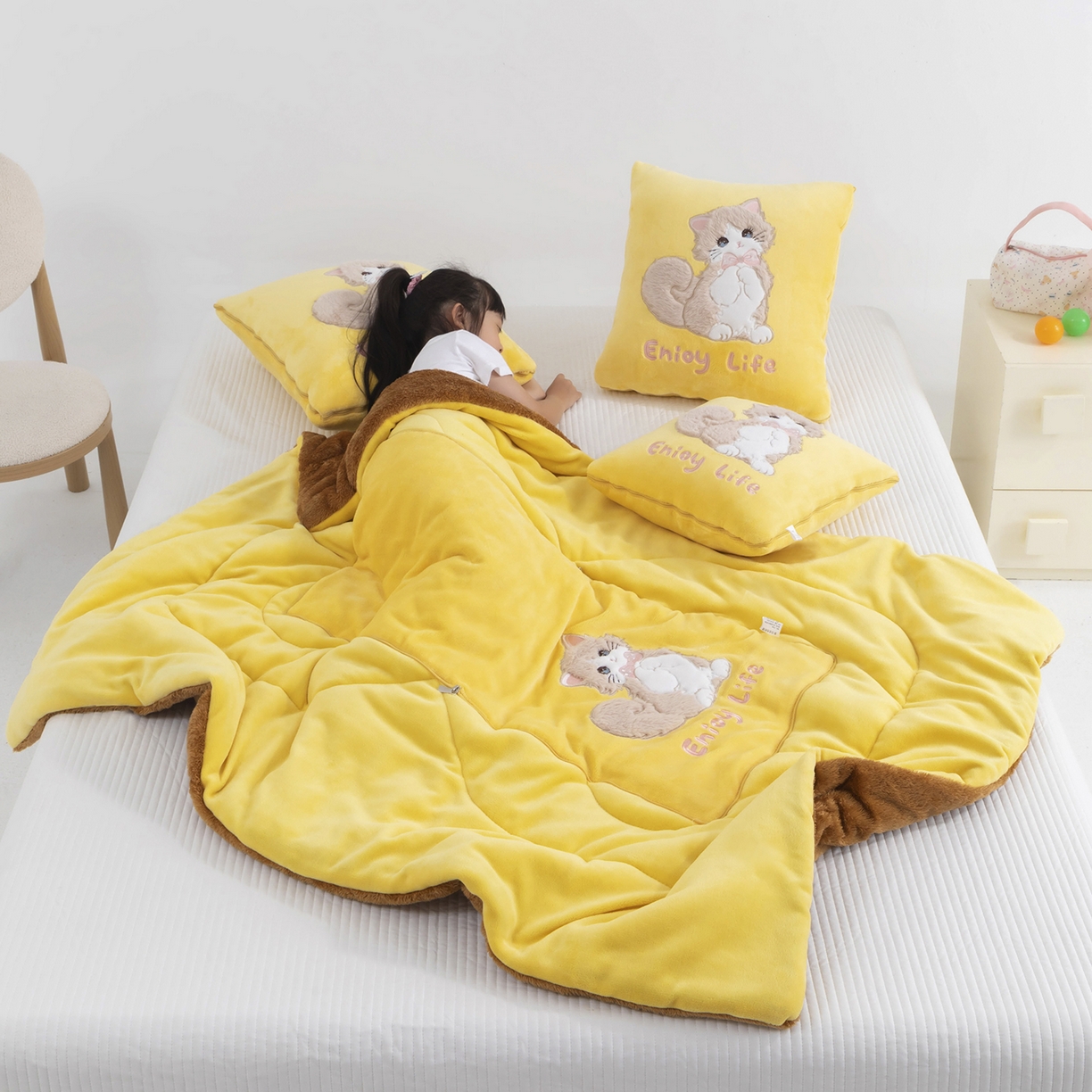 91家纺网 家纺一手货源 找家纺 照世家纺 2025新款牛奶绒抗菌棉多功能抱枕被-布偶猫（P标）（控价是优惠券后不能低于 40的68，45的98, 50的119） 姜黄