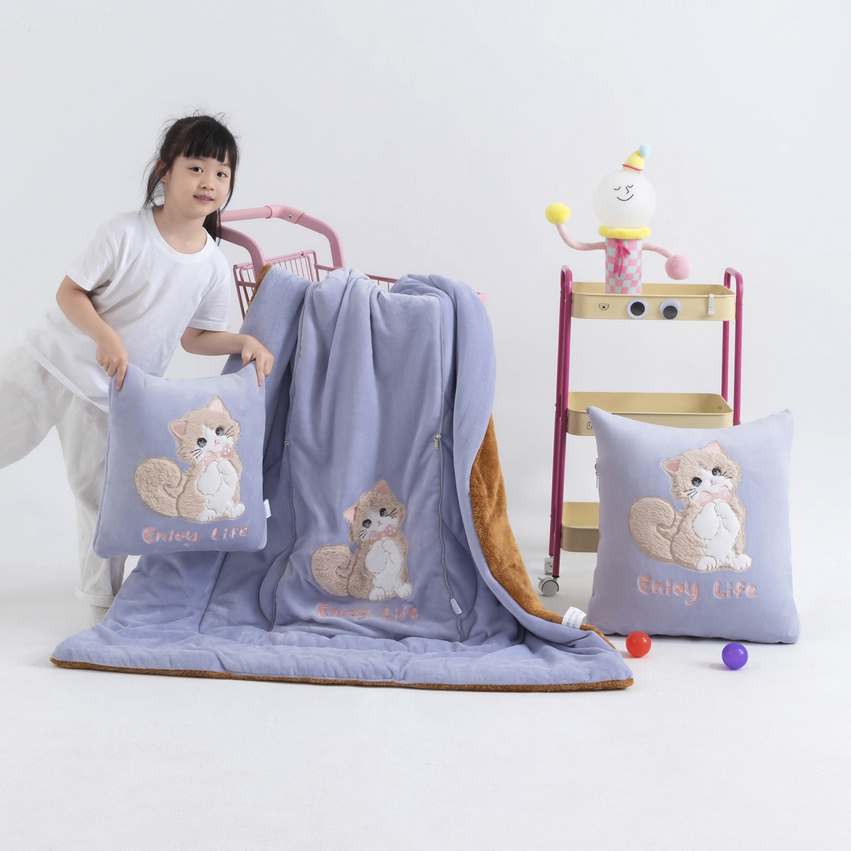 91家纺网 家纺一手货源 找家纺 照世家纺 2025新款牛奶绒抗菌棉多功能抱枕被-布偶猫（P标）（控价是优惠券后不能低于 40的68，45的98, 50的119） 香芋紫