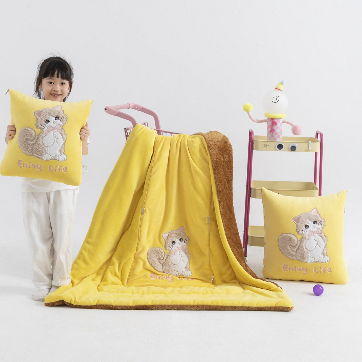 91家纺网 家纺一手货源 找家纺 照世家纺 2025新款牛奶绒抗菌棉多功能抱枕被-布偶猫（P标）（控价是优惠券后不能低于 40的68，45的98, 50的119） 姜黄