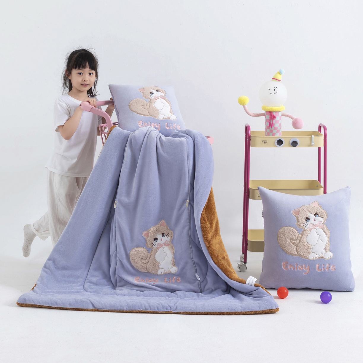 91家纺网 家纺一手货源 找家纺 照世家纺 2025新款牛奶绒抗菌棉多功能抱枕被-布偶猫（P标）（控价是优惠券后不能低于 40的68，45的98, 50的119） 香芋紫