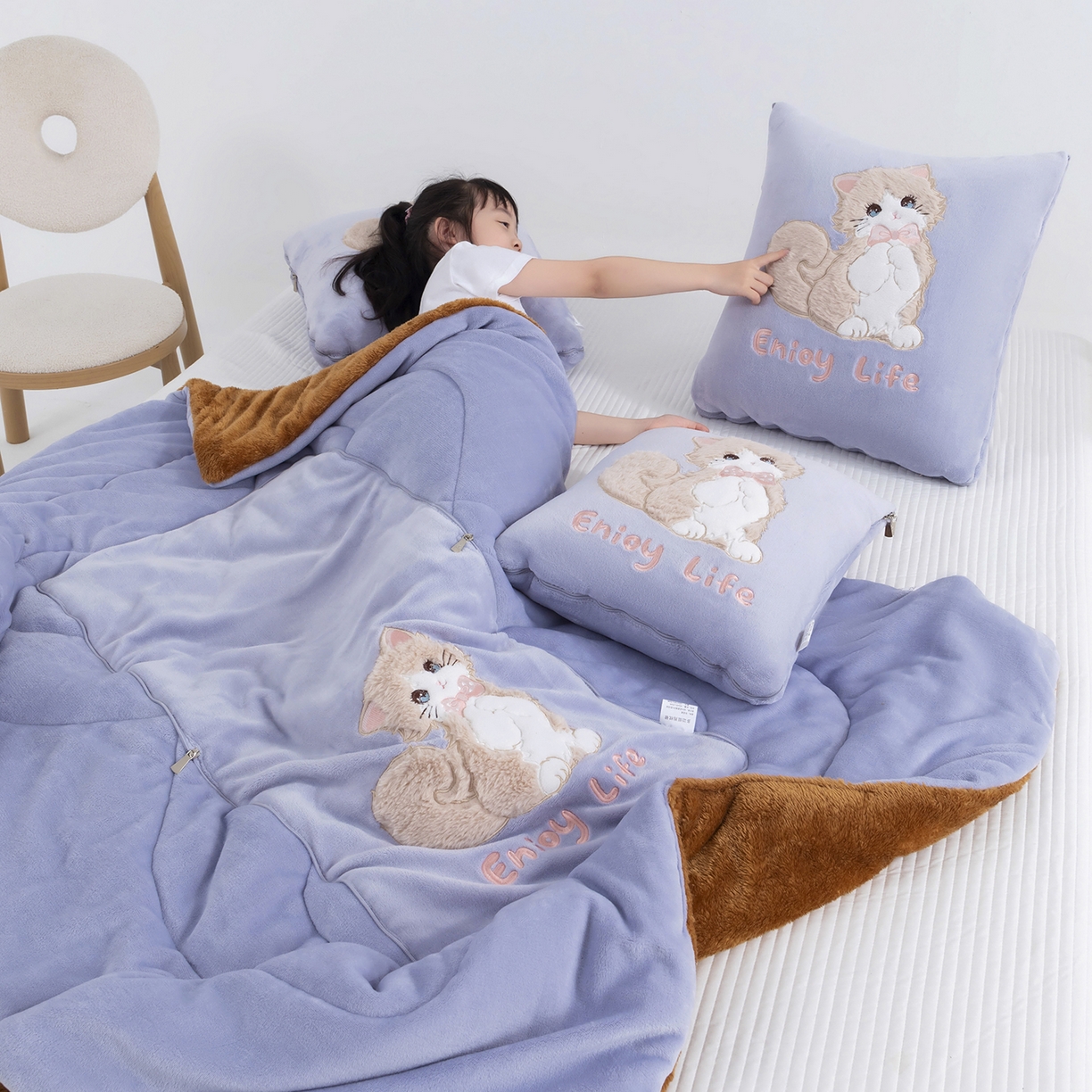 91家纺网 家纺一手货源 找家纺 照世家纺 2025新款牛奶绒抗菌棉多功能抱枕被-布偶猫（P标）（控价是优惠券后不能低于 40的68，45的98, 50的119） 香芋紫