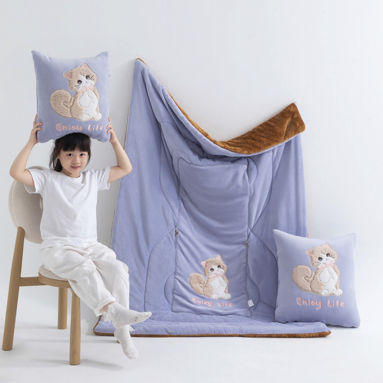 91家纺网 家纺一手货源 找家纺 照世家纺 2025新款牛奶绒抗菌棉多功能抱枕被-布偶猫（P标）（控价是优惠券后不能低于 40的68，45的98, 50的119） 香芋紫