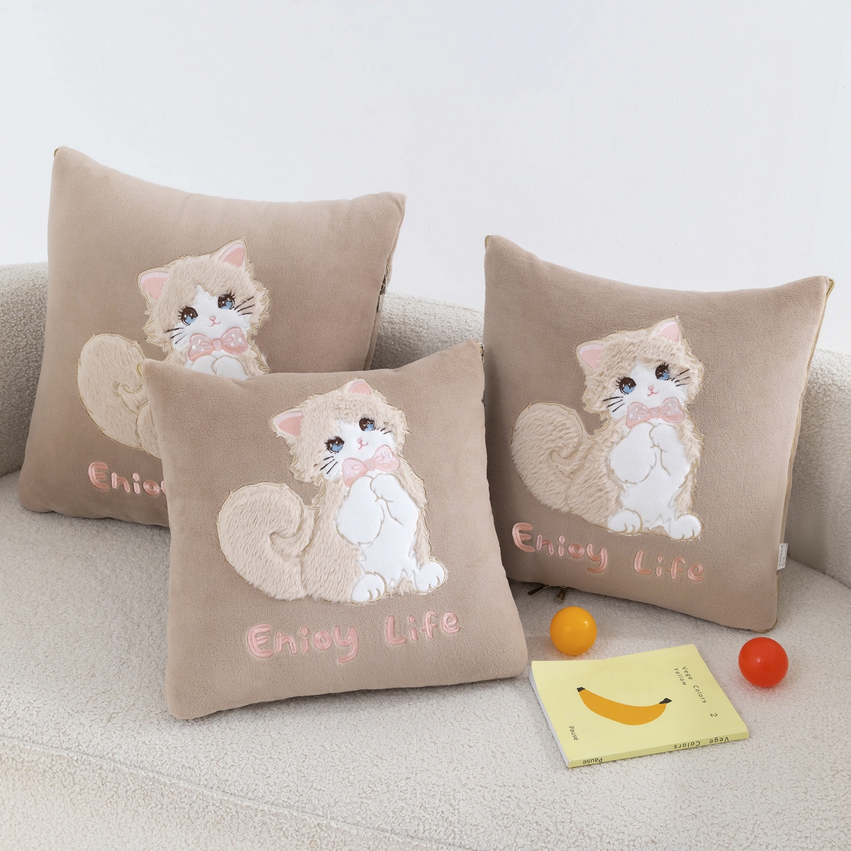 91家纺网 家纺一手货源 找家纺 照世家纺 2025新款牛奶绒抗菌棉多功能抱枕被-布偶猫（P标）（控价是优惠券后不能低于 40的68，45的98, 50的119） 咖色