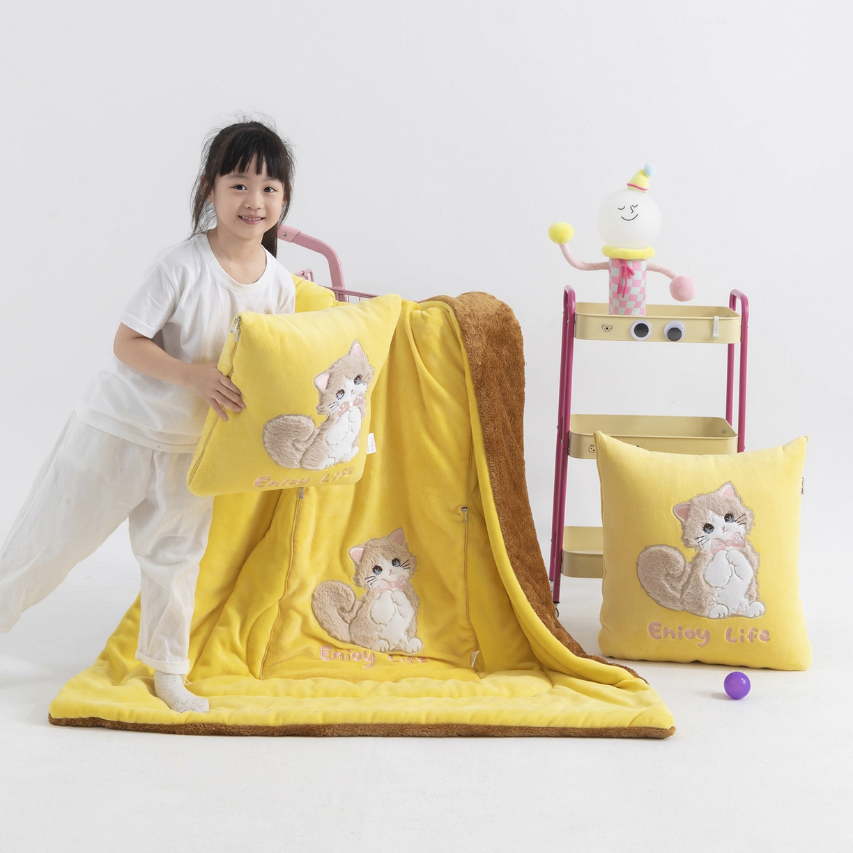 91家纺网 家纺一手货源 找家纺 照世家纺 2025新款牛奶绒抗菌棉多功能抱枕被-布偶猫（P标）（控价是优惠券后不能低于 40的68，45的98, 50的119） 姜黄