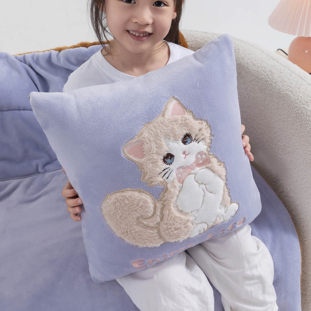 91家纺网 家纺一手货源 找家纺 照世家纺 2025新款牛奶绒抗菌棉多功能抱枕被-布偶猫（P标）（控价是优惠券后不能低于 40的68，45的98, 50的119） 香芋紫