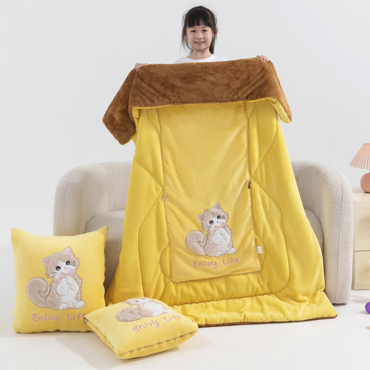 91家纺网 家纺一手货源 找家纺 照世家纺 2025新款牛奶绒抗菌棉多功能抱枕被-布偶猫（P标）（控价是优惠券后不能低于 40的68，45的98, 50的119） 姜黄