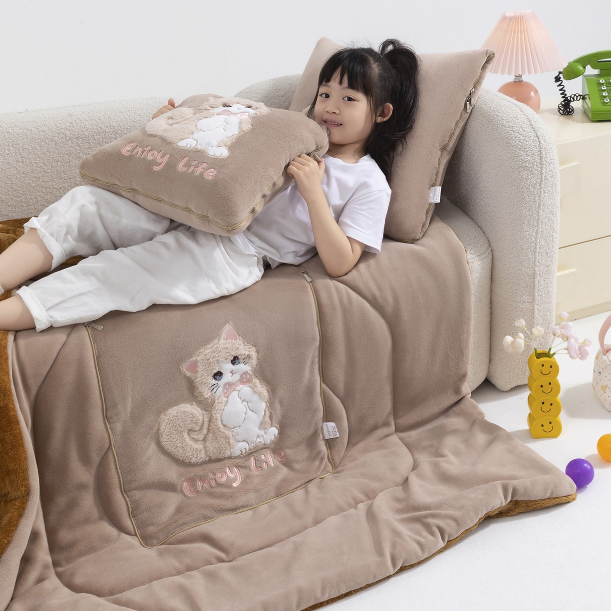 91家纺网 家纺一手货源 找家纺 照世家纺 2025新款牛奶绒抗菌棉多功能抱枕被-布偶猫（P标）（控价是优惠券后不能低于 40的68，45的98, 50的119） 咖色